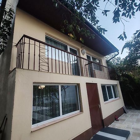 Trei Insule Home 阿拉德 外观 照片